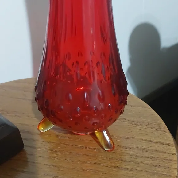 Elegant Red and Gold Glass Vase - Picture 3 of 4